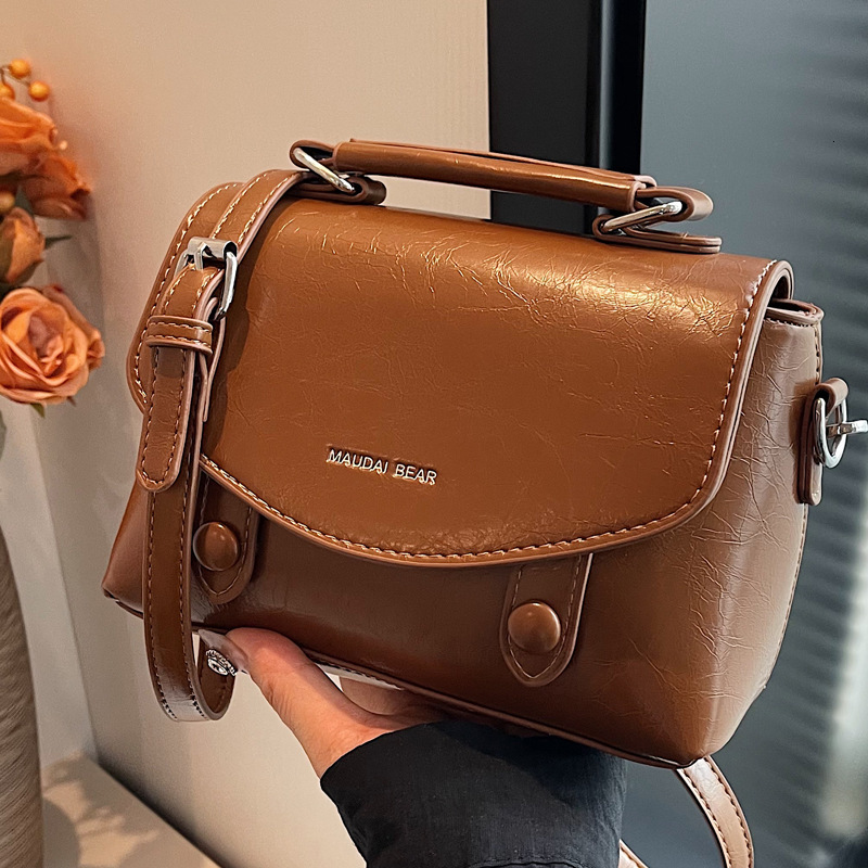 2025S Designer Women S Bag New Literary Style Postman Cambridge Handbag Commuter Fashion Shoulder Cross Bag