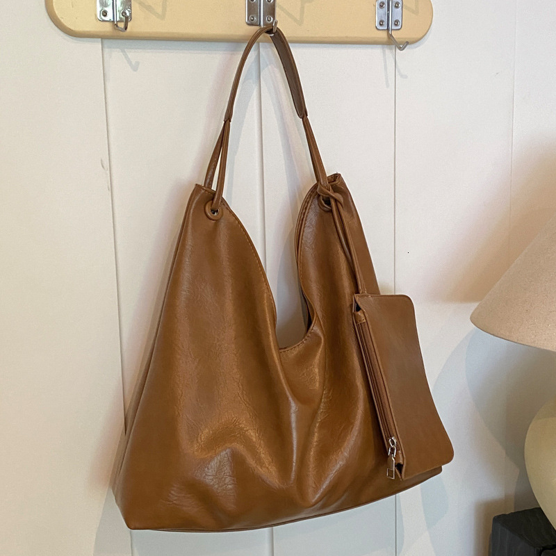 2025S Designer Women S Bag New Large Capacity Bucket Fashionable And Versatile Casual Commuting Tote Bag Niche Single Shoulder Armpit Bag