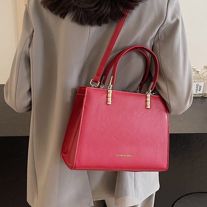 2025S Designer Women S Bag Handheld Wedding Women In Autumn Winter Large Capacity Handbag For Brides Fashionable And Casual Single Shoulder Crossbody 