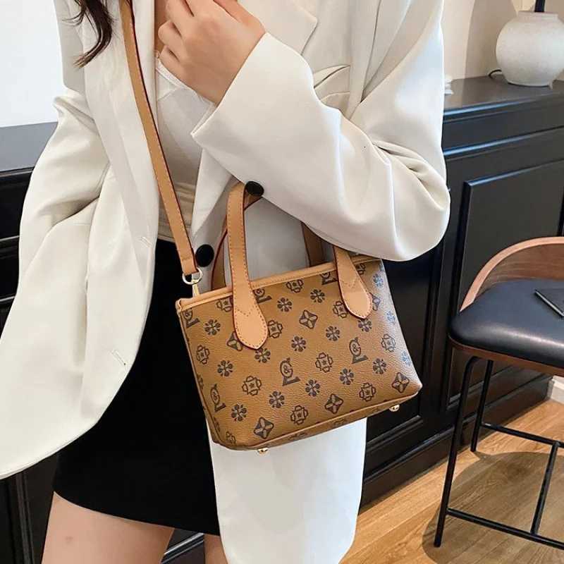 Luxury High-End Crossbody Bag Women Designer Paris Fashion Vintage Leather With Letter And Trendy Solid ColorW251106
