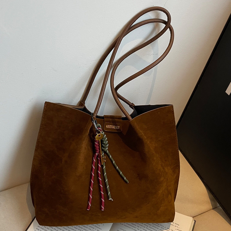 2025S Designer Women S Bag Commuting Large Capacity For Women New Autumn And Winter Women S Shoulder Temperament Trendy Hand Held Tote Bag