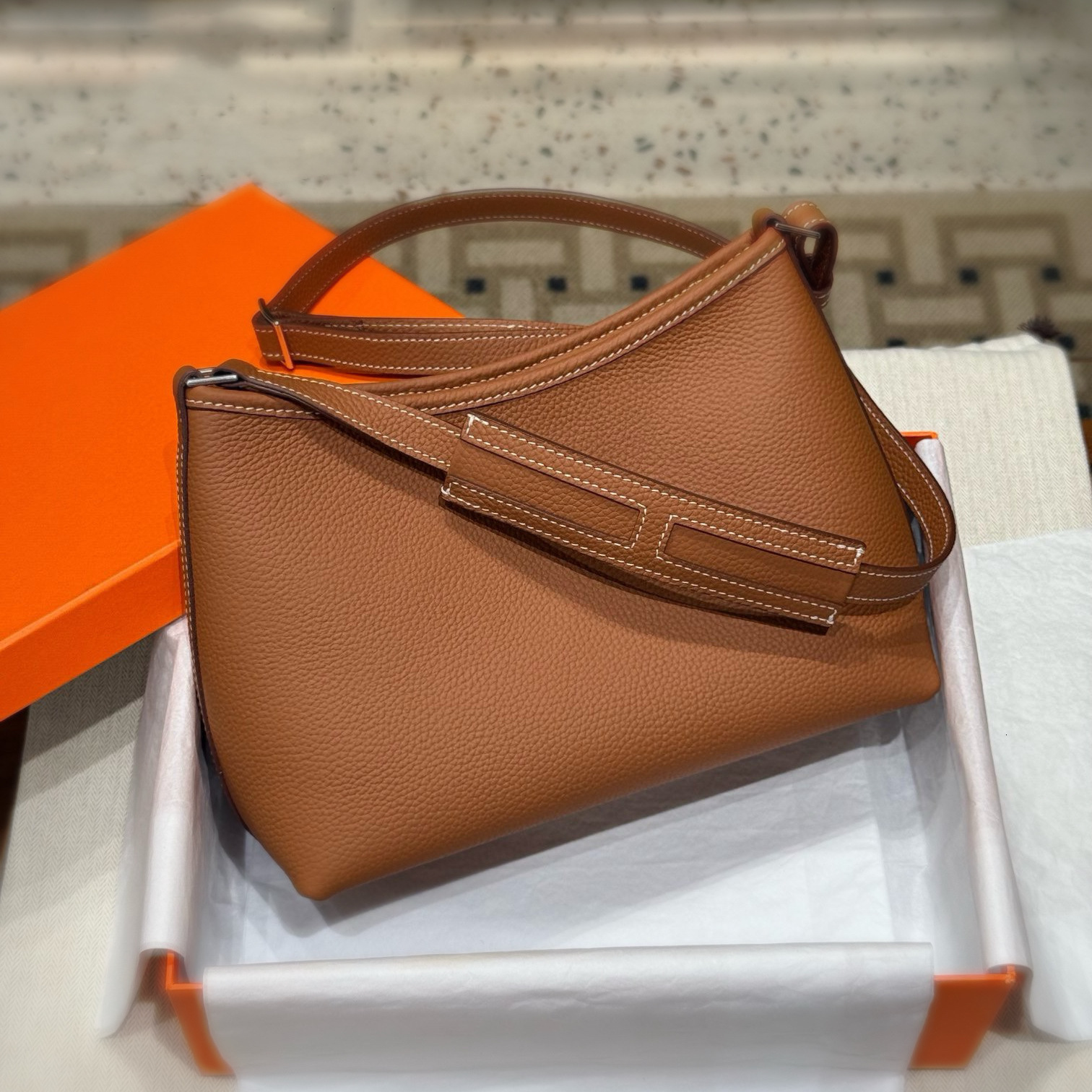 2024 New Top Layer Leather Bergot Vintage Armpit Bag, Fashionable And Simple Single Shoulder Crossbody Women's Bag