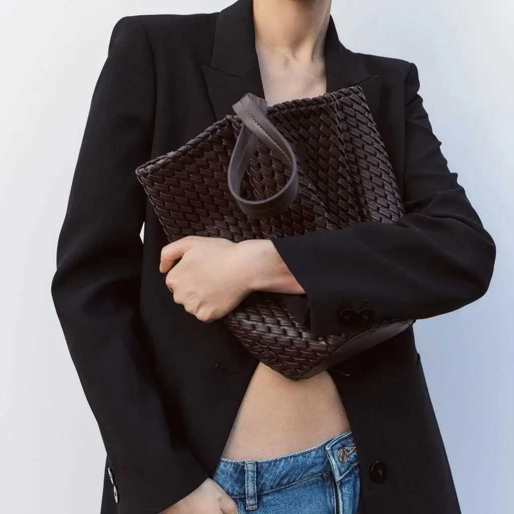 WOVEN EFFECT BUCKET BAG New Fashionable Handbag Purse For Women Shoulder Bags Luxury Designer Small Tote BagsW251107