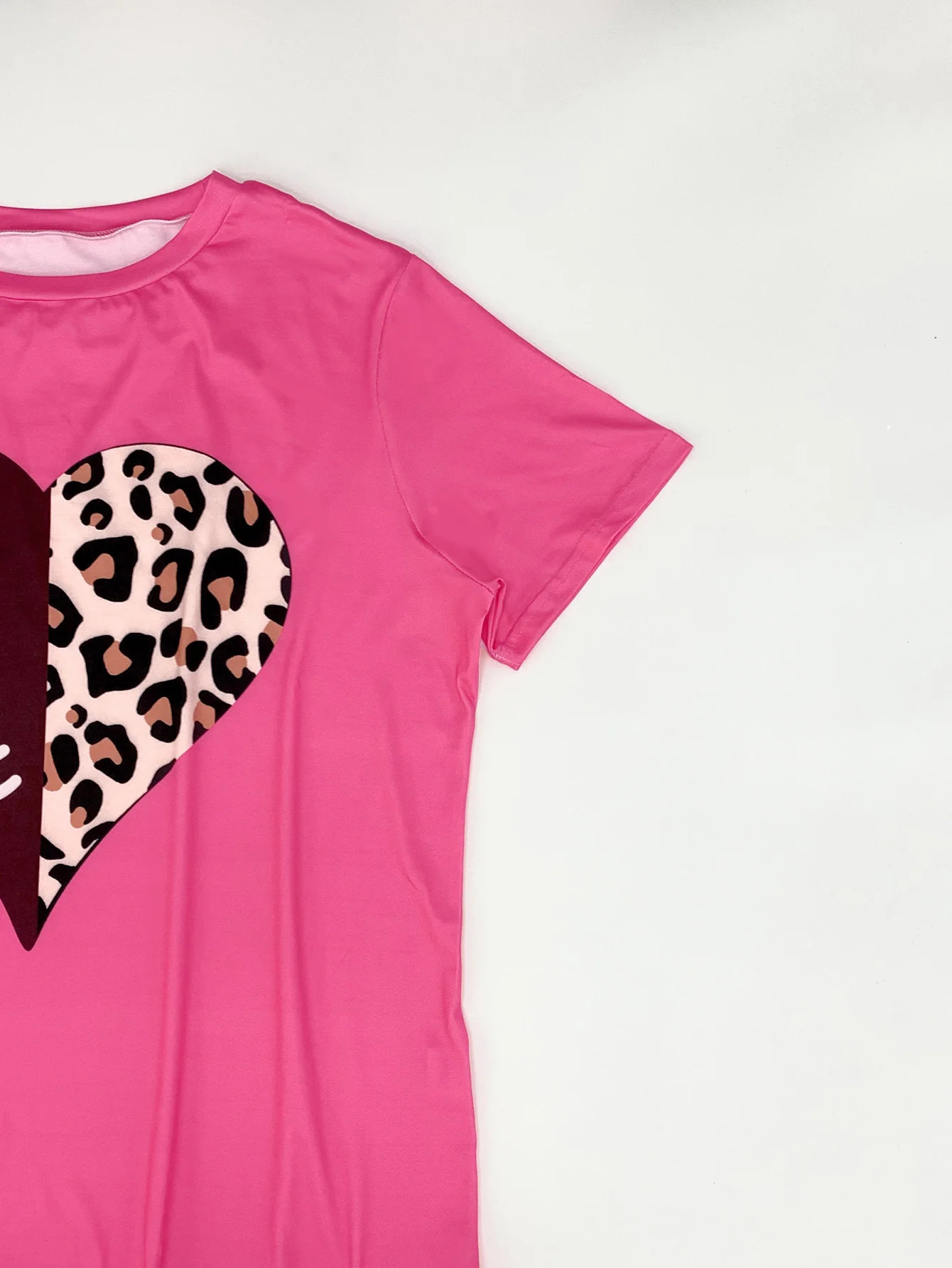 Plus size womens round neck floral Tshirt with love and leopard print elegant casual knitted fabric 250407