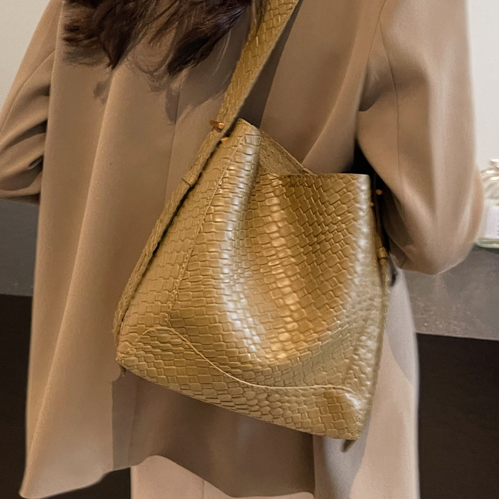 2025S Designer Women S Bag Korean Woven For Women New Niche Large Capacity Hand Held Shoulder Commuting Tote Bag