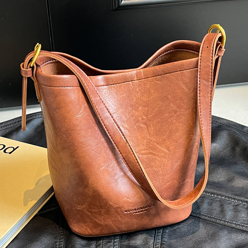 2025S Designer Women S Bag Bucket For Female Niche Autumn New Trend Shoulder Commuting Large Capacity Crossbody Bag