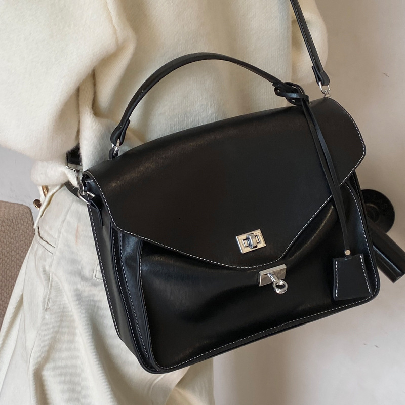 2025S Designer Women S Bag Postman Light Luxury Large Capacity Crossbody Fashion Style Single Shoulder Western Shopping Handheld Women S Bag