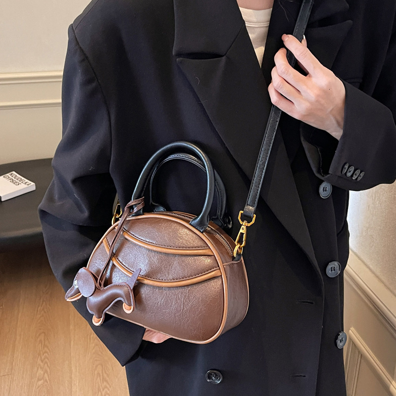 2025S Designer Women S Bag Single Shoulder Crossbody New Fashionable Armpit Versatile Simple Bowling Hand Held Women S Bag