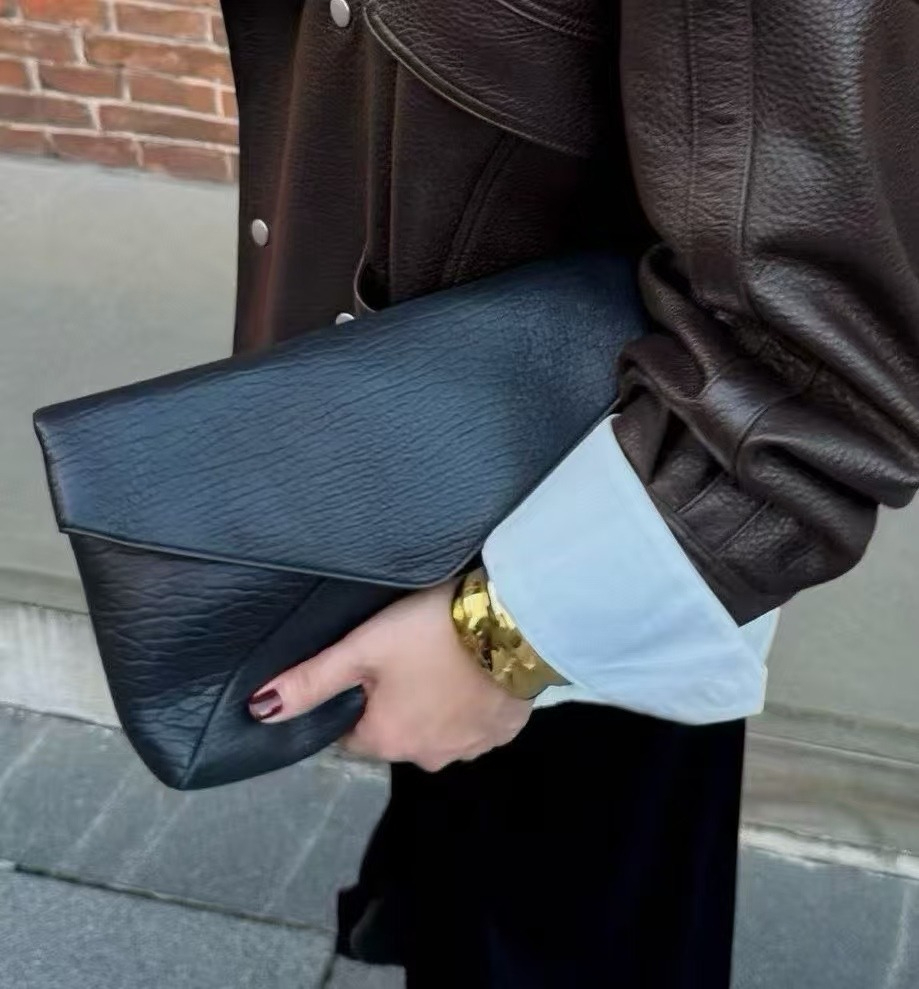 Real Sheep Leather Clutch Bags LE Cassa Envelope Shoulder Bag With Chain Belt Soft Suede Leather Purses Handbags Luxury Designer Party Wallet Nude Makeup Pouch 3443