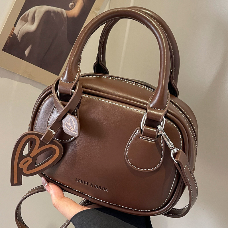 2025S Designer Women S Bag Simple Texture Toast Single Shoulder Women S Autumn New Fashion Versatile Crossbody Handbag Boston Bag