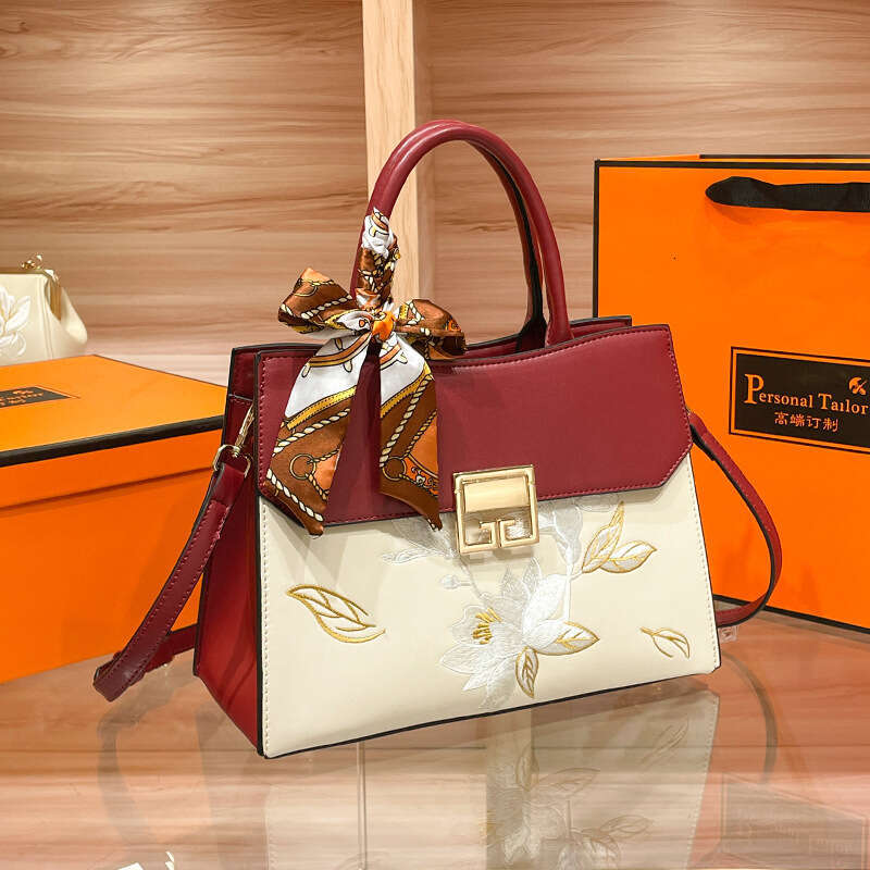 Designer Bag Wedding Handbag For Women New Luxury Large Capacity Embroidered Lotus Mom S