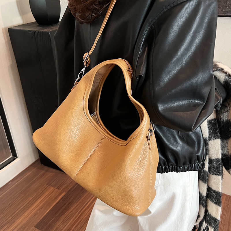2025S Designer Women S Bag Artistic Texture Large Capacity Underarm Tote New Korean Handbag Niche Design Crossbody Bag