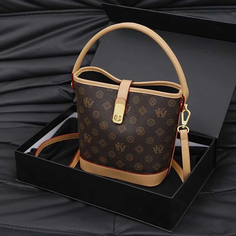 Luxury Leather Messenger Bag For Women Premium Shoulder Handbag Designer Crossbody Purse Elegant Ladies Tote ClassicW251106