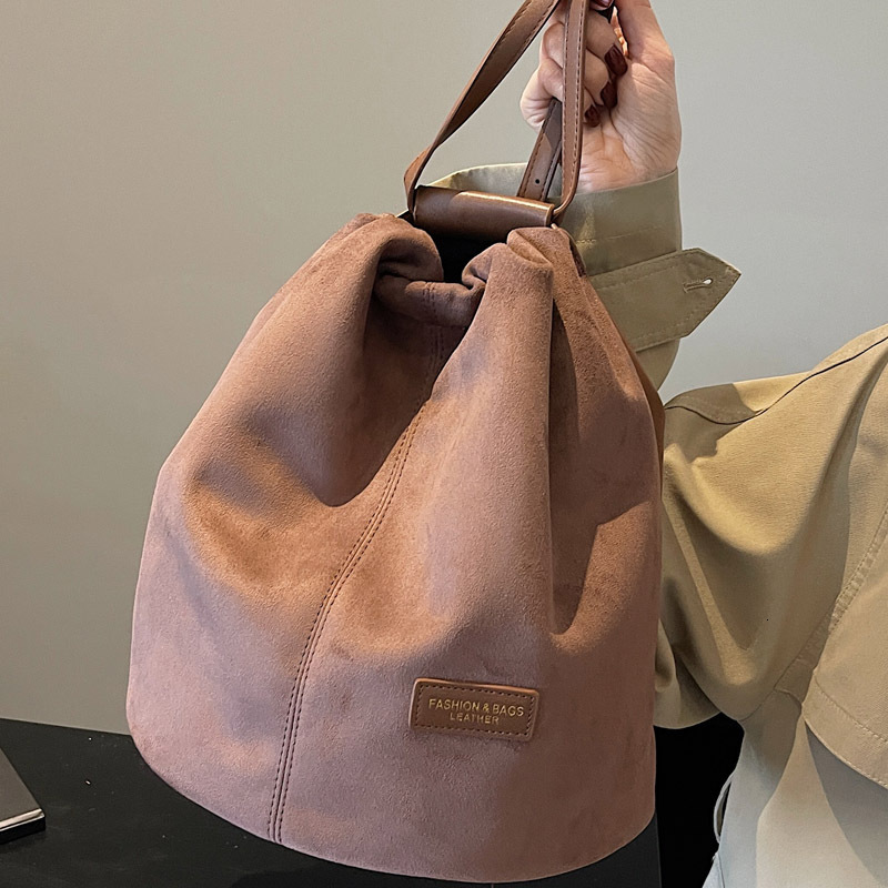 2025S Designer Women S Bag Korean Niche Bucket Bag Lightweight Commuting Drawstring Backpack Versatile Simple Design Large Capacity Casual Backpack