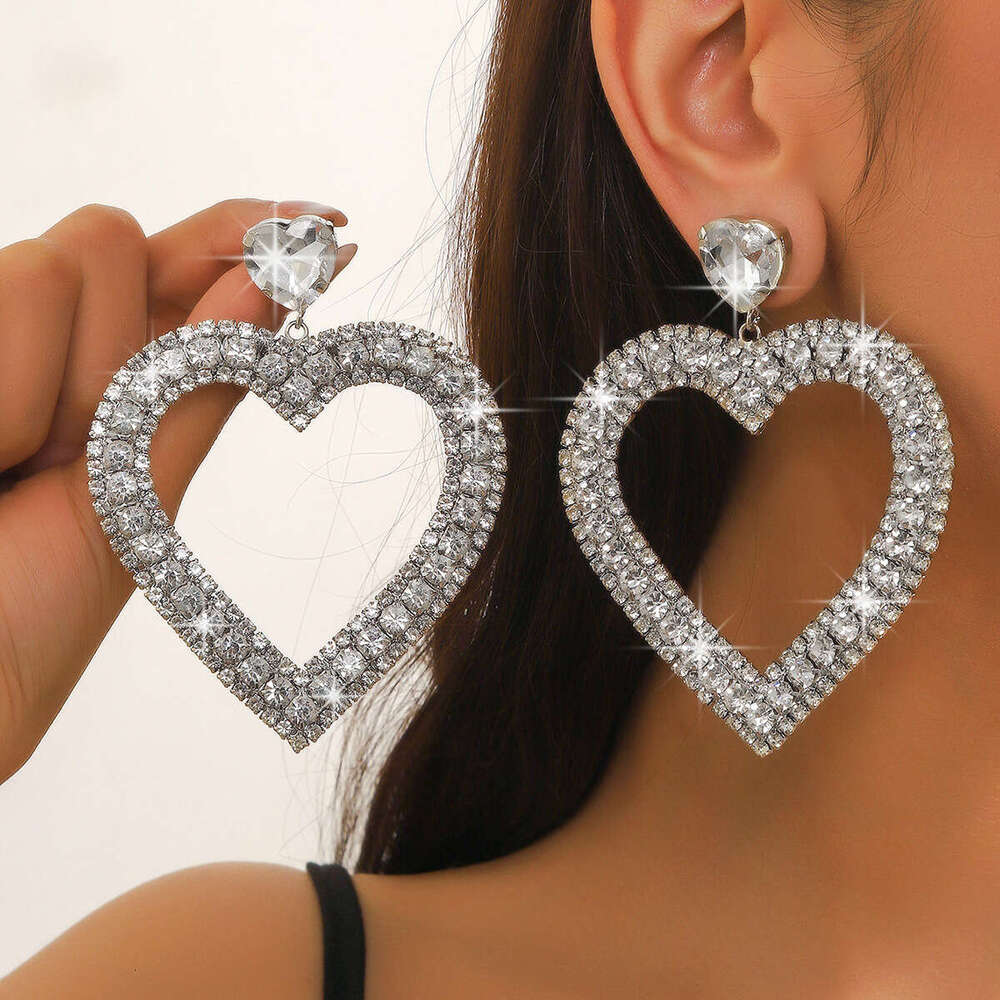 Exaggerated hot high-end feeg, big three drainage dia, welded claw chain, personality exaggerated peach heart water dia earrings
