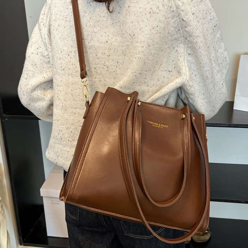 2025S Designer Women S Bag Fashionable High End Water Bucket Women S Commuting Mother And Child Large Capacity Crossbody Bag Single Shoulder Armpit Ba