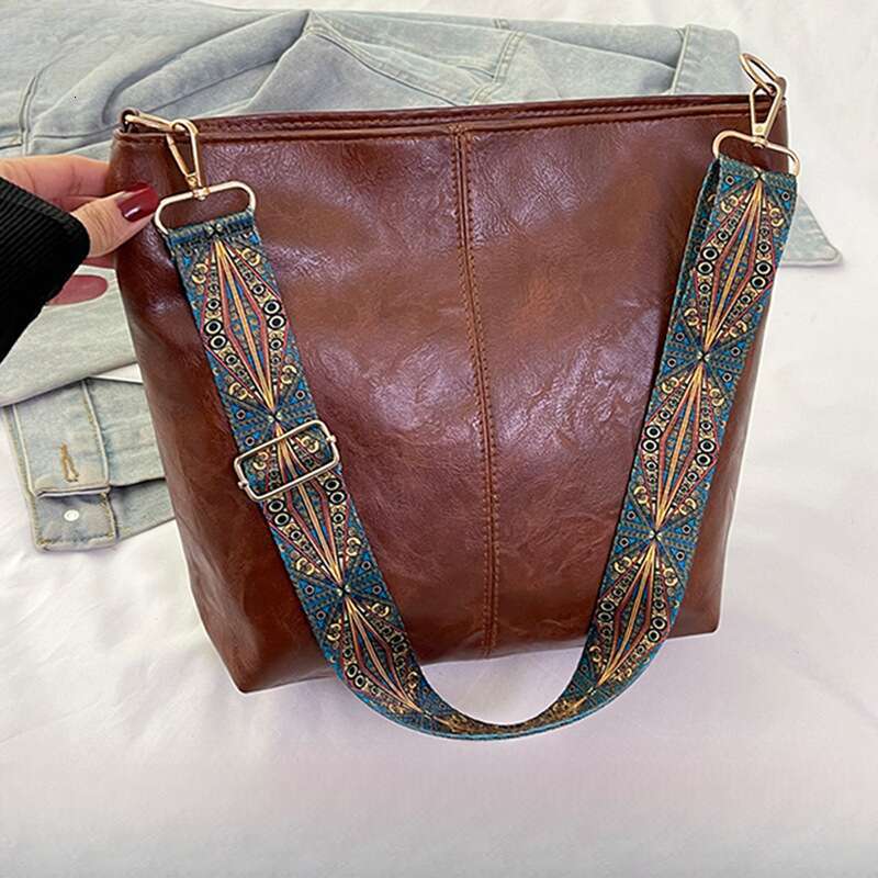 Designer's single shoulder handbag, large capacity soft leather women's commuting bucket diagonal cross bag, 2025 new casual fashion trend