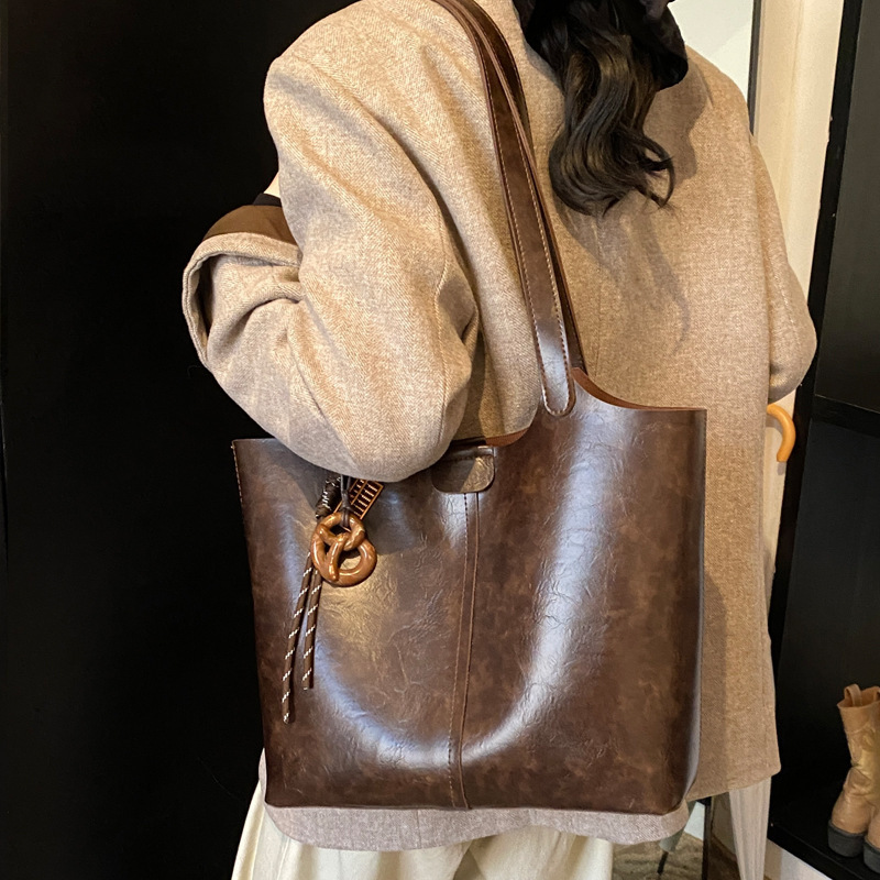2025S Designer Women S Bag Commuter Tote For Women Winter New Single Shoulder Women S Large Capacity Handheld Bucket Bag