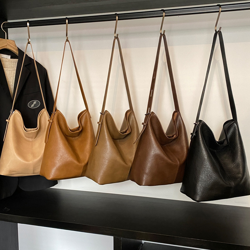 2025S Designer Women S Bag Large Capacity For Women New Versatile Commuting Shoulder Bag Stylish And Simple Tote Bag