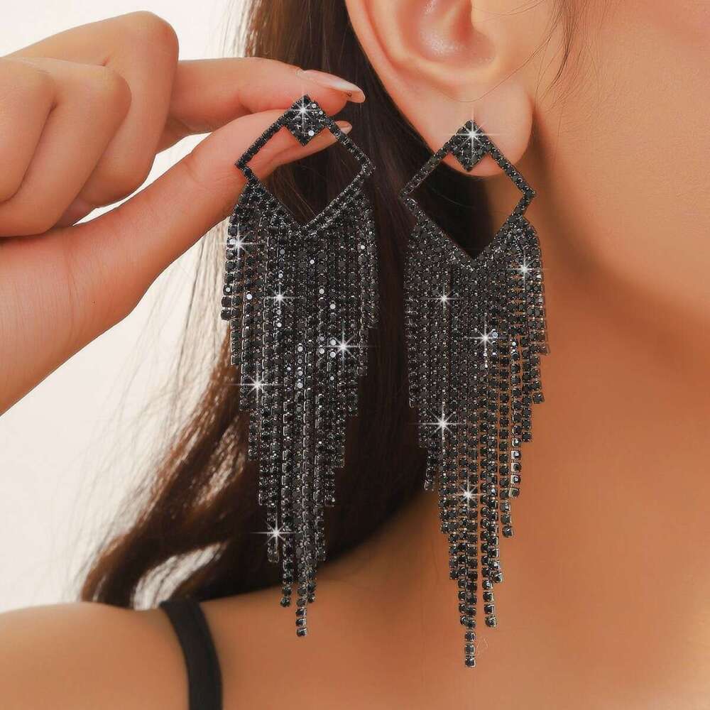 Exaggerated personality, niche design, fashionable dark style, dia shaped tassel, black rhie earrings, earrings