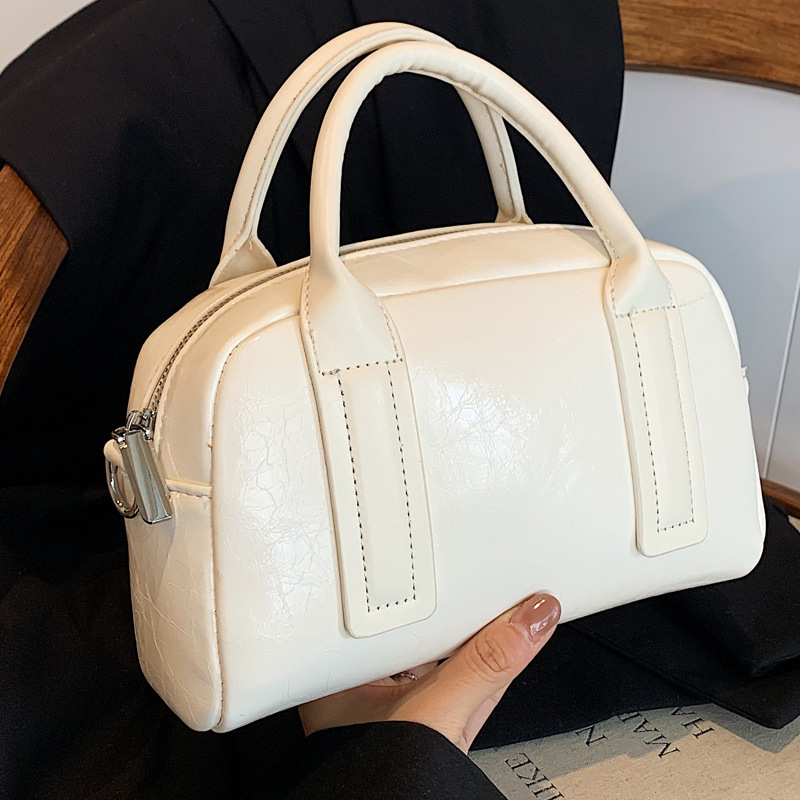 2025S Designer Women S Bag Small Niche Design Bowling For Women New Boston Fashion Handheld Shiny Commuting Crossbody Bag