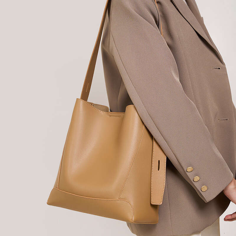 Big spring summer women's crossbody versatile, single shoulder, large capacity commuting bucket bag, 2025 new style, chic and elegant clothing