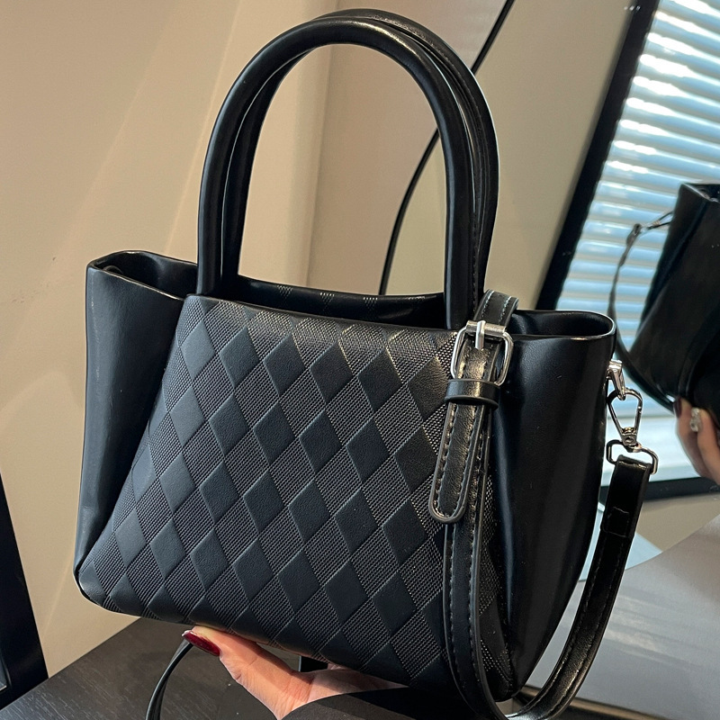 2025S Designer Women S Bag Korean Trendy Handbag Women S Winter New Simple Shoulder Casual Cross Body Texture Design Tote Bag