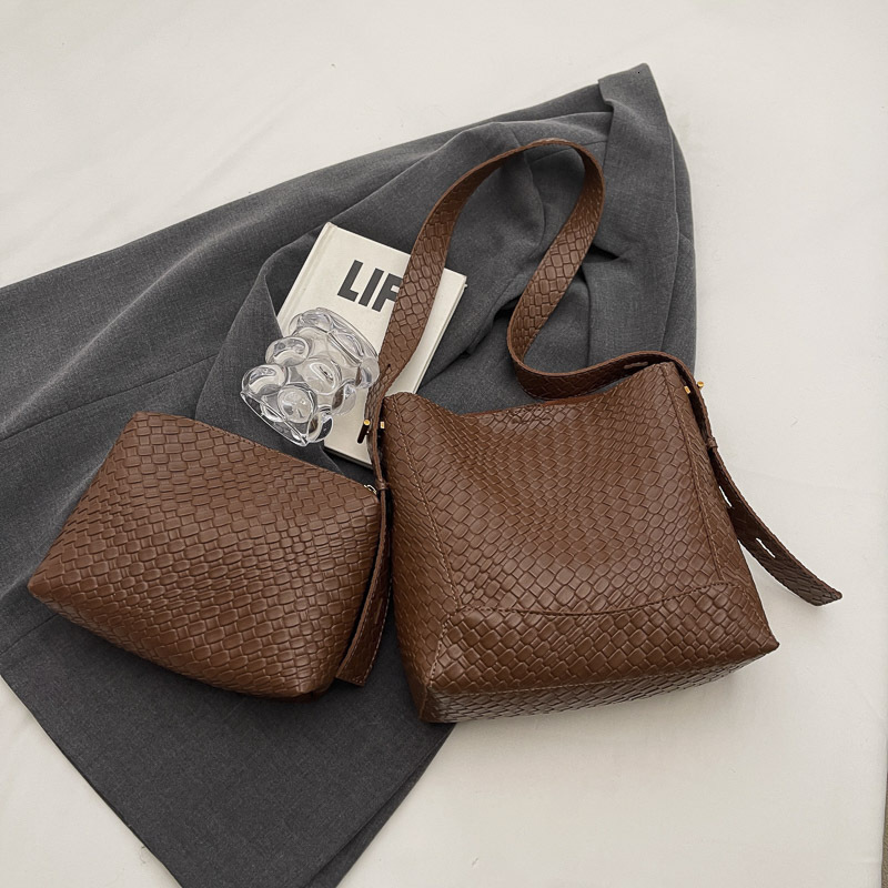 2025S Designer Women S Bag Korean Woven For Women New Niche Large Capacity Hand Held Shoulder Commuting Tote Bag