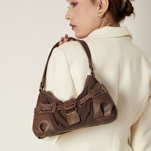New women's bag retro chic do old dirt style shoulder bag pleated needle buckle all-in-one bag 2025s hot