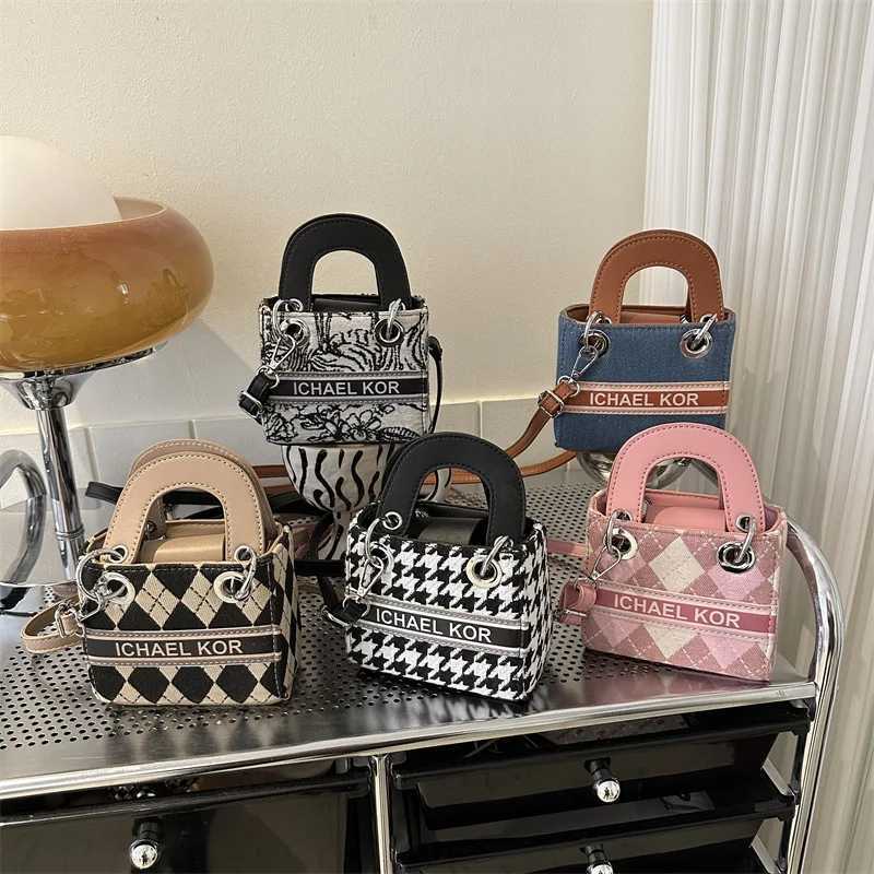 New Womens Bag Fashionable and Versatile Mini Handheld Daifei Small Bag High Quality Single Shoulder Crossbody Mouth Red BagW251107