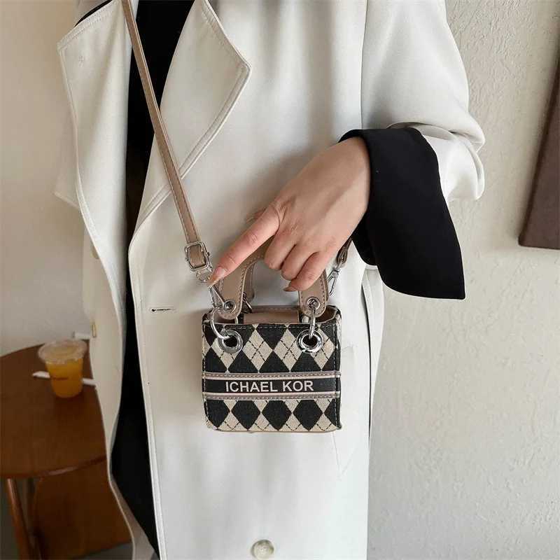 New Womens Bag Fashionable and Versatile Mini Handheld Daifei Small Bag High Quality Single Shoulder Crossbody Mouth Red BagW251107