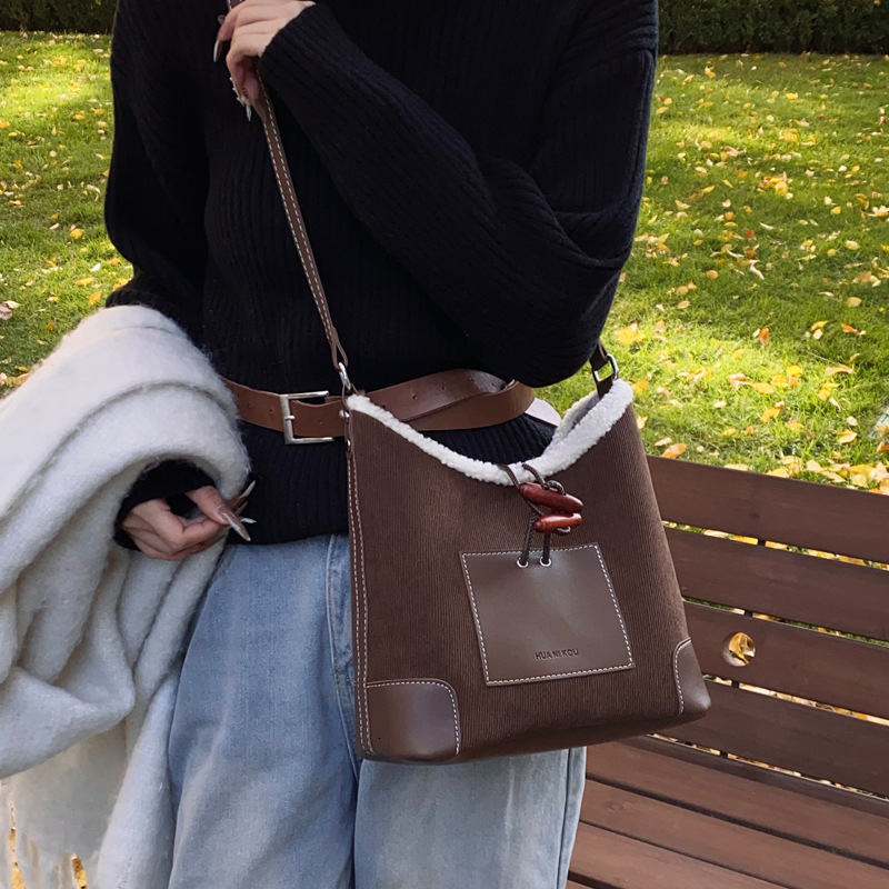 2025S Designer Women S Bag Texture For Women New Autumn Winter Plush Underarm Fashion Commuter Tote Women S Bag