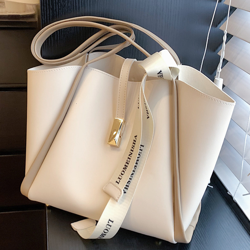 2025S Designer Women S Bag Capacity For Women New Trendy Simple Versatile Single Shoulder Large Texture Mother Child Classroom Commuter Tote Bag