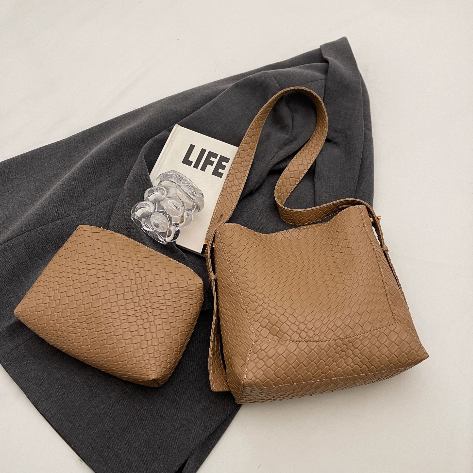 2025S Designer Women S Bag Korean Woven For Women New Niche Large Capacity Hand Held Shoulder Commuting Tote Bag