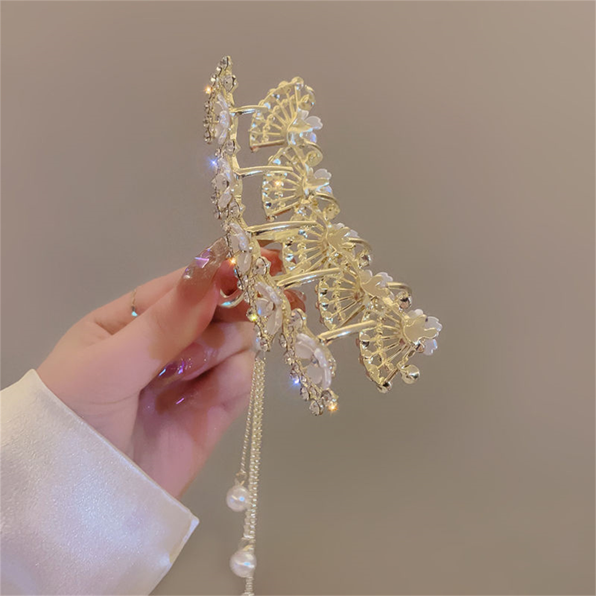 Elegant Layered Floral Clip with Sparkling Rhinestones for Wedding Day Decoration and Daily Use