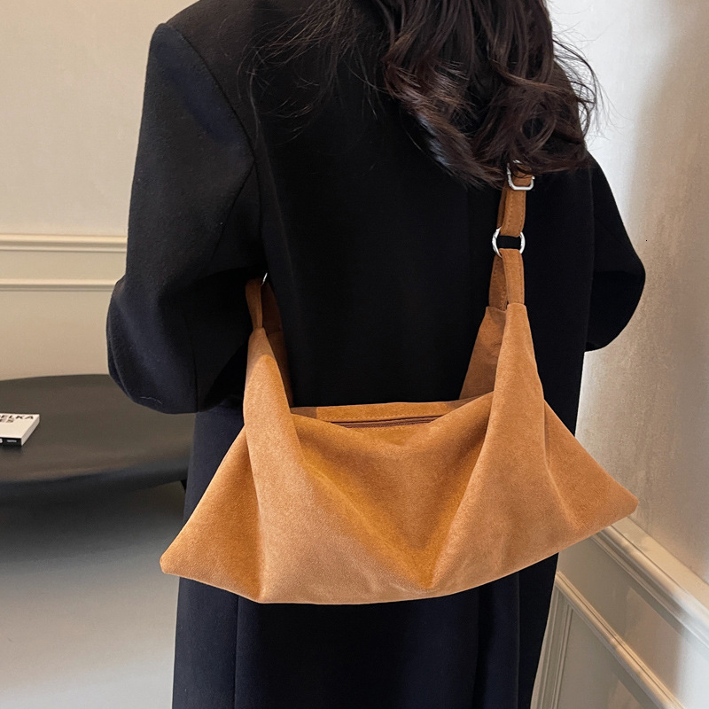 2025S Designer Women S Bag Leisure Commuting For Women Large Capacity New Autumn And Winter Versatile Single Shoulder Crossbody Bag Women S Dumpling B
