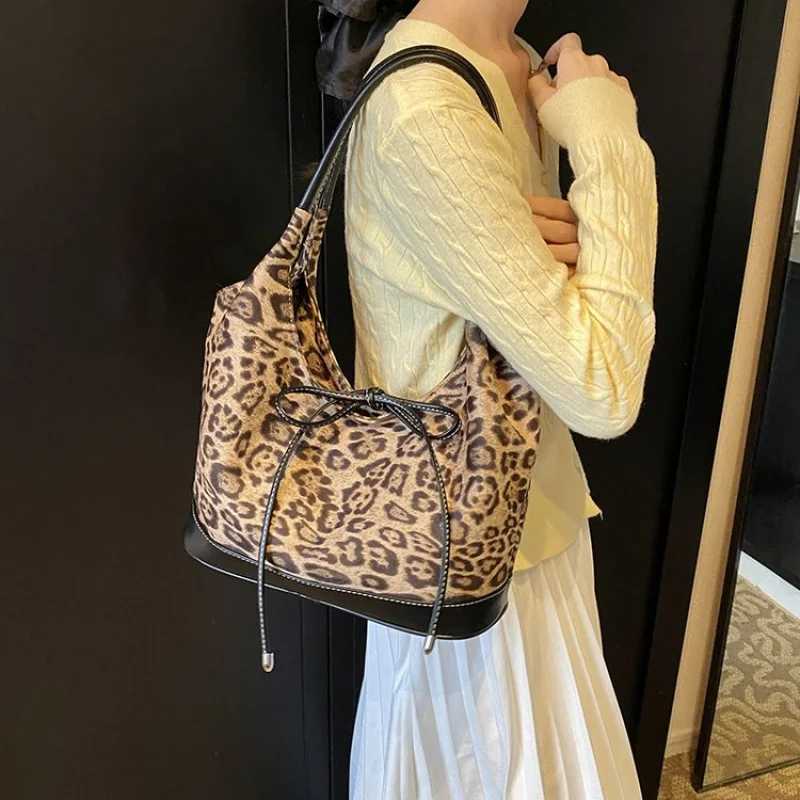 Elegant Womens Leather Handbag Shoulder Bag Crossbody By Famous Designer Luxury Brand Popular Classic MessengerW251107