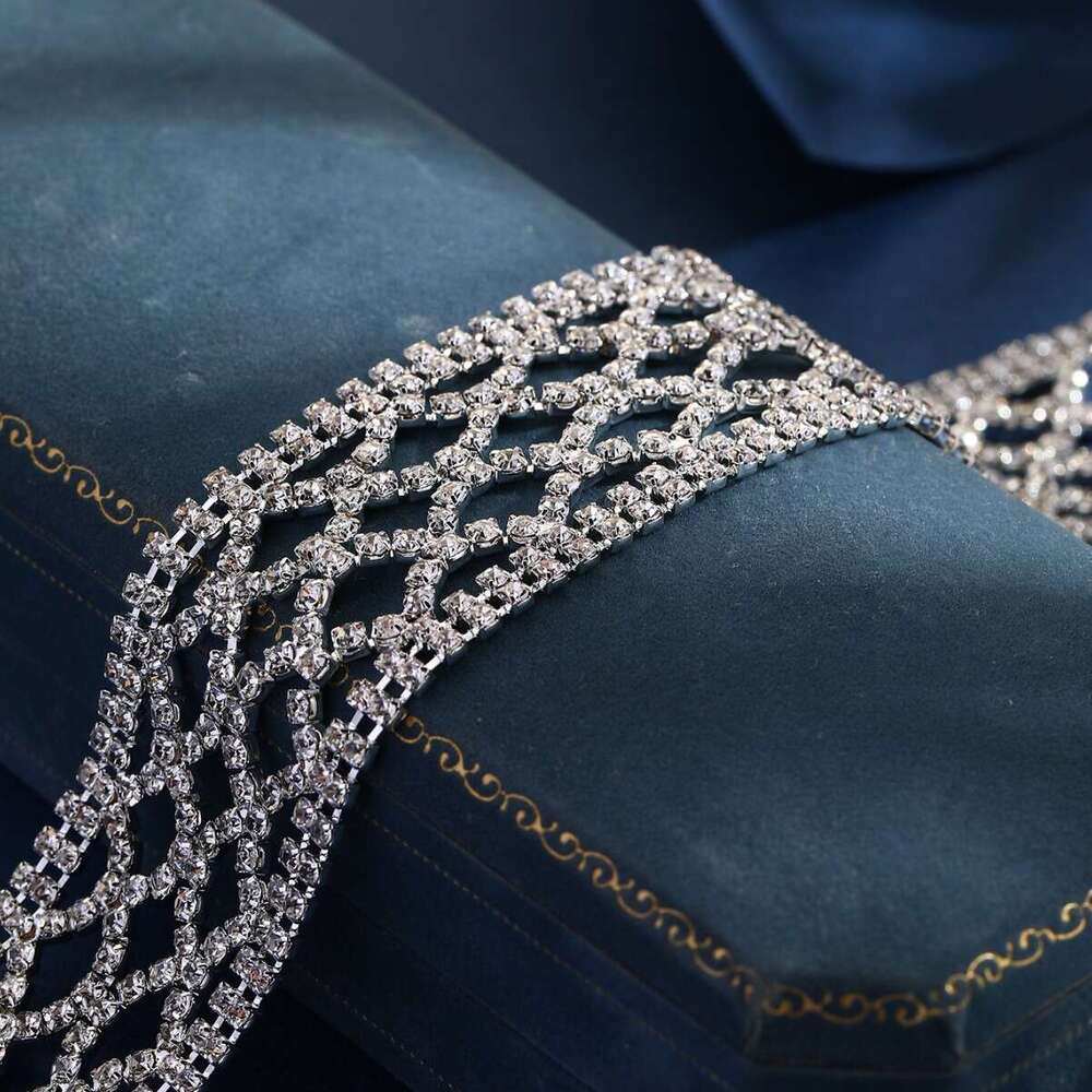 Fashionable, exaggerated, personalized, versatile studded sparkg dia bracelet, niche design, hollowed out mesh rhie bracelet