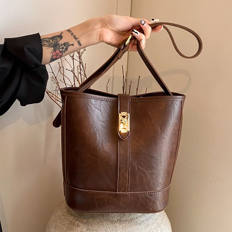 2025S Designer Women S Bag This Year S Popular Bags Are Versatile For Women In Autumn And Winter New Single Shoulder Crossbody Bag Simple Hand Held Bu