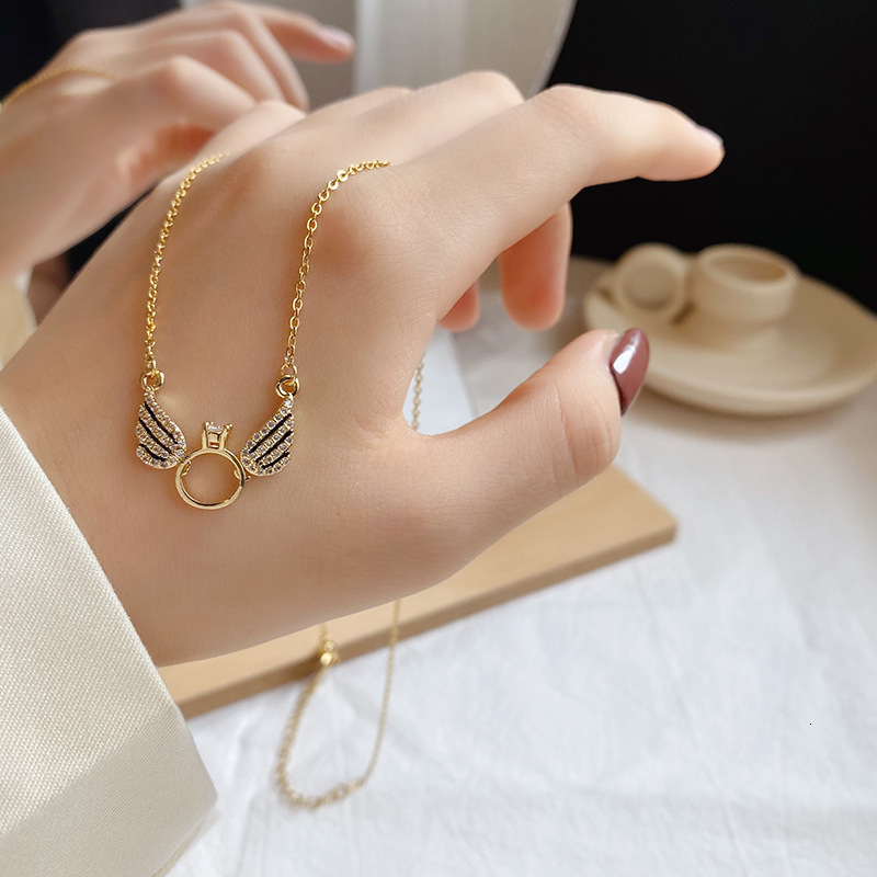 Beautiful women are filled with heart after seeing it. Dia light wing angel necklace, high-end pendant give to girlfriend