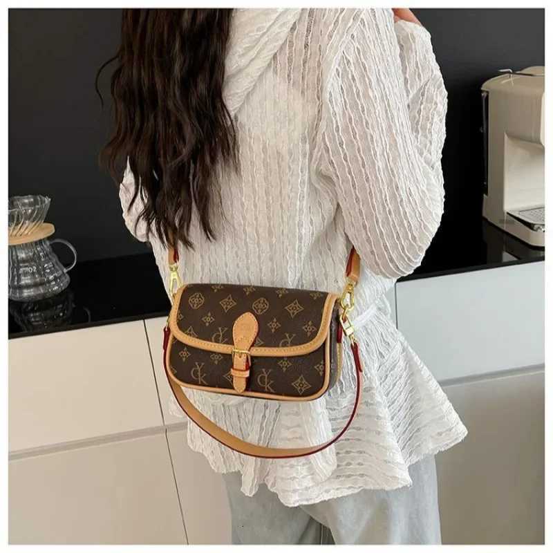 Fashionable Vintage Floral Tofu Cube Crossbody Bag Versatile Lightweight Luxury Handbag Single Shoulder Bag for All OccasionsW251107