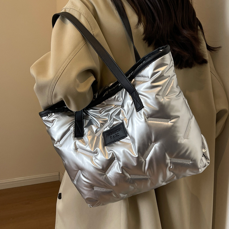 2025S Designer Women S Bag New Winter Single Shoulder Women S Korean Edition Fashion Trend Commuter High Texture Tote Large Capacity Down Bag