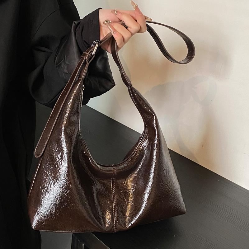 2025S Designer Women S Bag Large Capacity Oilskin For Women In Winter New Fashionable One Shoulder Dumpling Bag Textured Casual Tote Bag