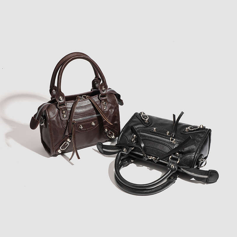 Designer Bag Spring New French Style Motorcycle Cool And Spicy Simple Retro Rivet Large Capacity Handbag Crossbody