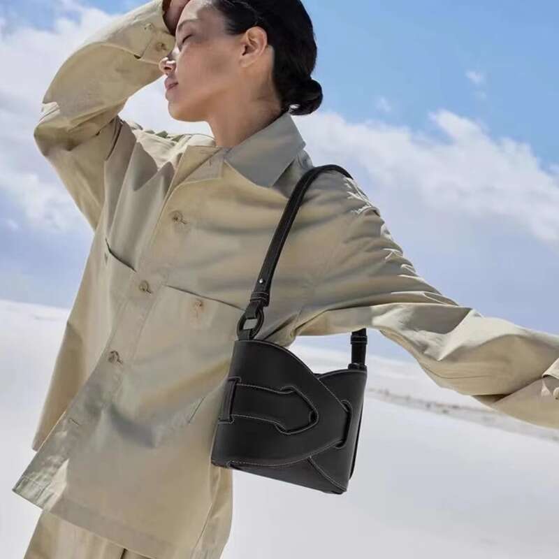 Design sense: niche woven armpit summer high-end sense, light single shoulder crossbody geometric bag for women 2025 new style, casual fashion trend