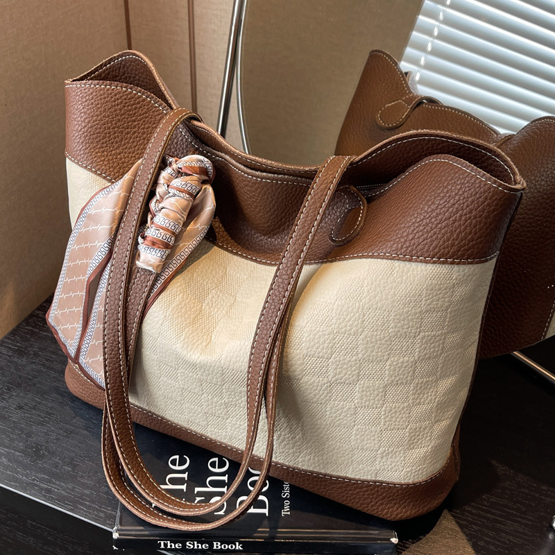 2025S Designer Women S Bag Handheld Tote For Women Large Capacity New Fashionable Women S Bag Simple And Versatile Commuting Shoulder Bag