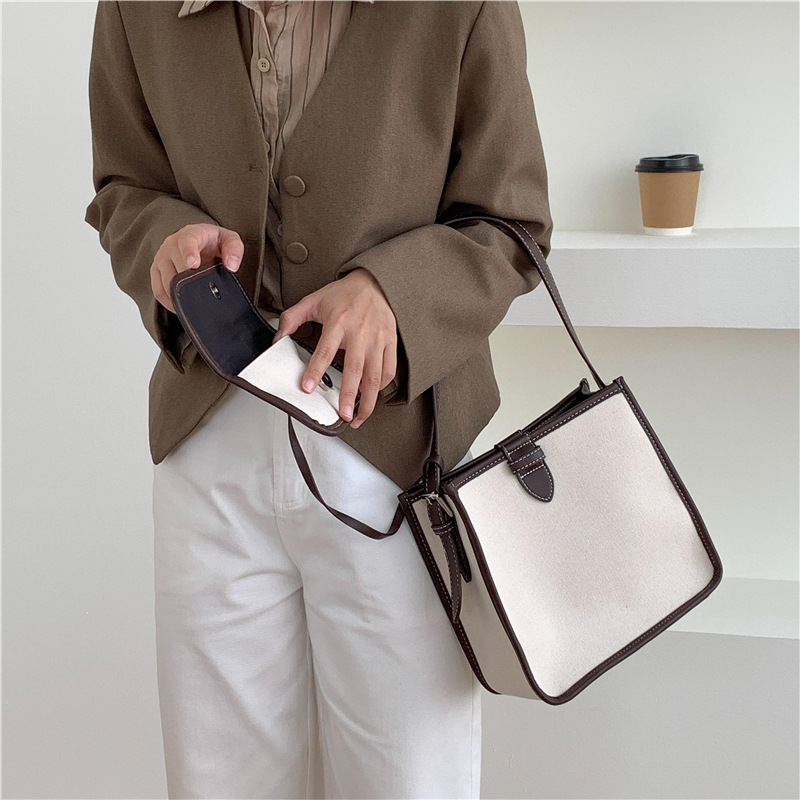 Elegant Underarm Women's Canvas Tote for Daily Use - Modern Design Single Shoulder Bag