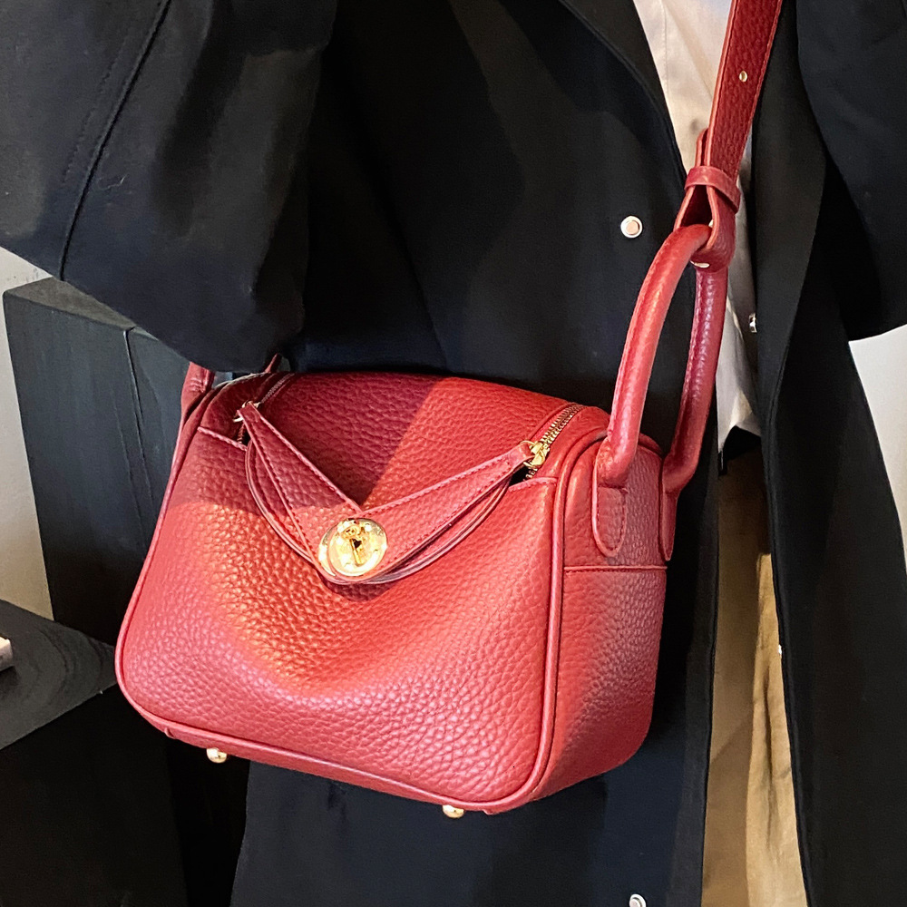 2025S Designer Women S Bag Advanced Texture For Women New Winter Fashion Shoulder Versatile Large Capacity Crossbody Bag