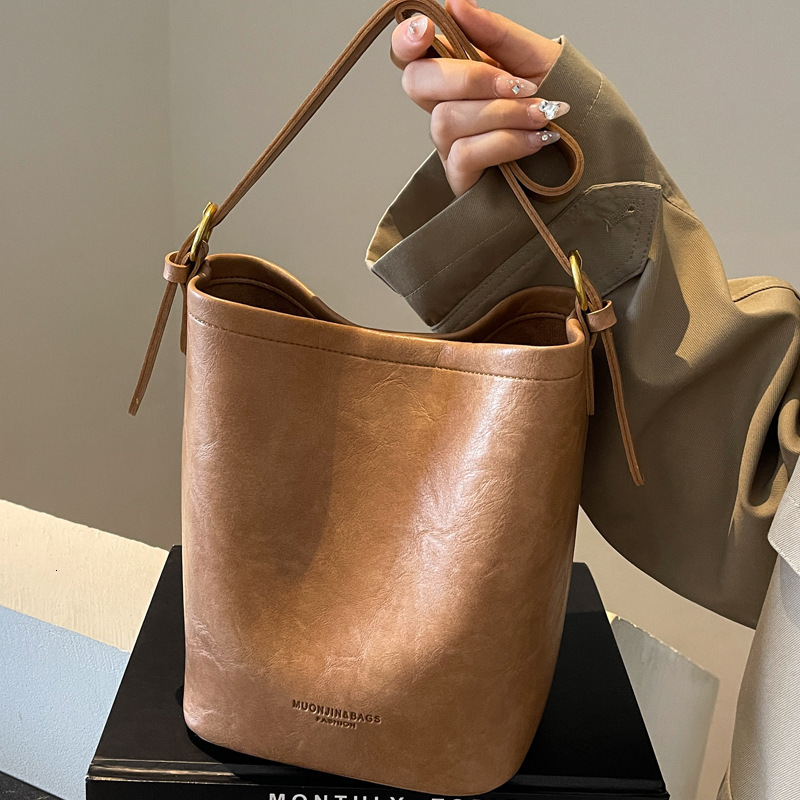 2025S Designer Women S Bag Bucket For Female Niche Autumn New Trend Shoulder Commuting Large Capacity Crossbody Bag