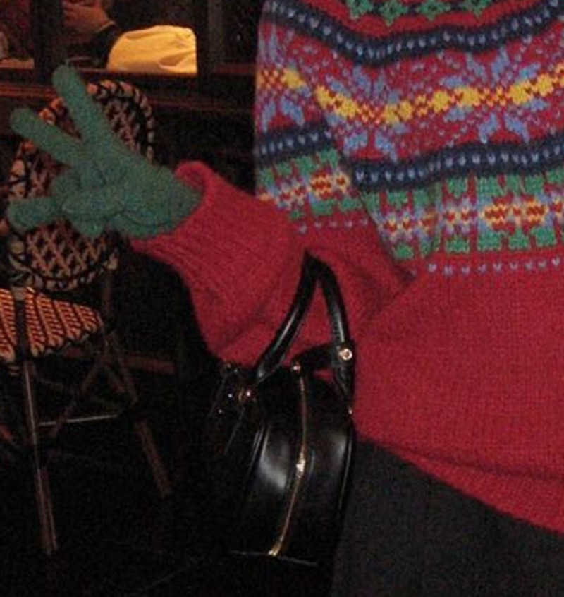 Red Christmas Atmosphere Round Neck Sweater for Women Loose and Lazy Style Soft and Cozy Color-Block Knitted Top for Autumn and Winter W251107